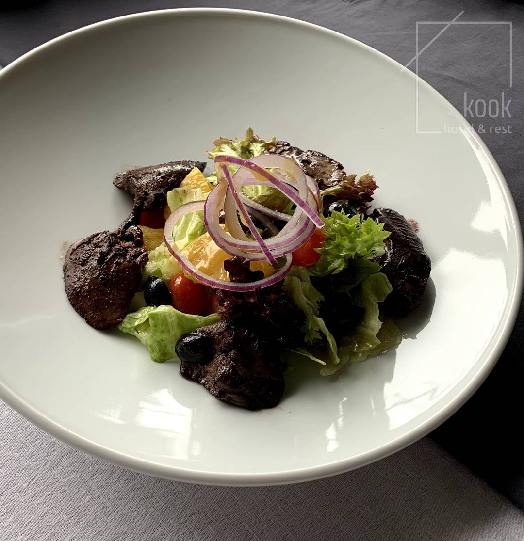 Теплий печінковий салат